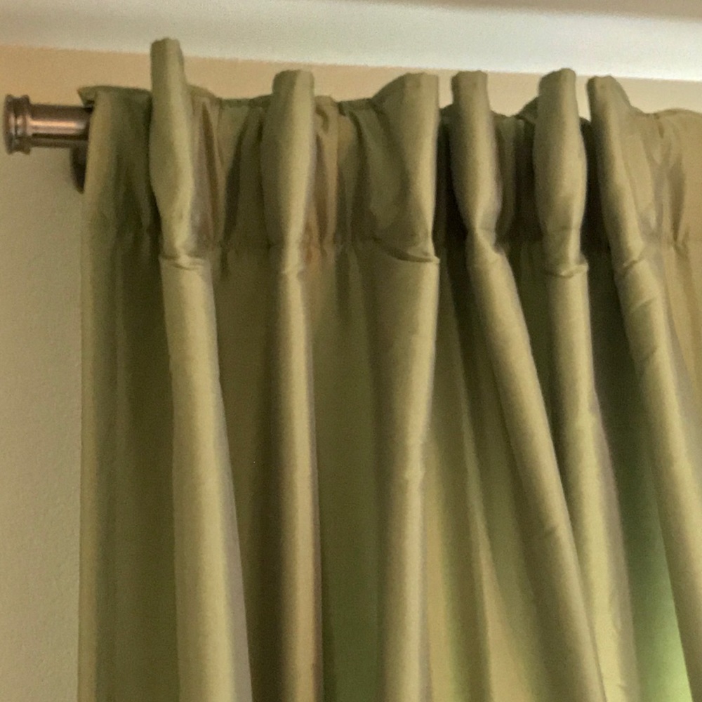 Gold Drapes.One set requires purchase of 4 panel’s - Picture 4 of 8